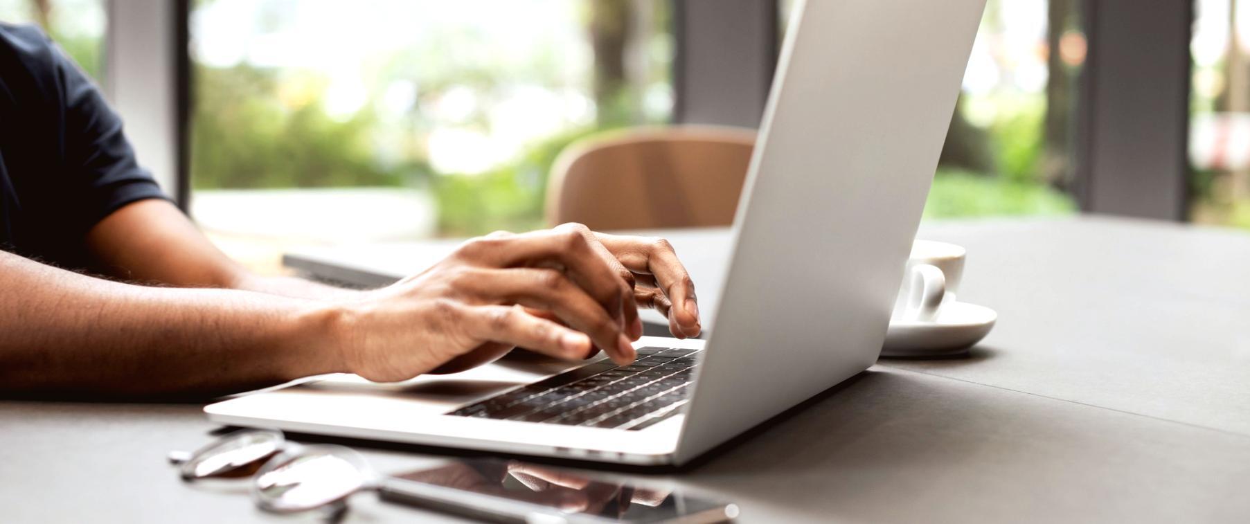 Teilnehmer arbeiten gemeinsam an Finanzstrategien in Workshop-Umgebung