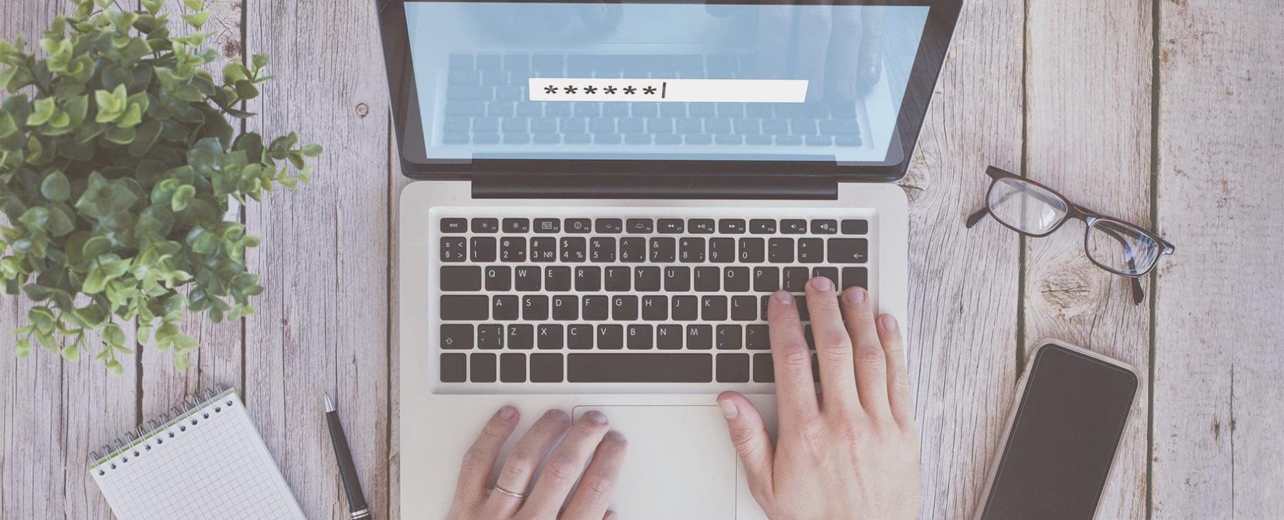 Menschen bei der gemeinsamen Arbeit an Finanzstrategien